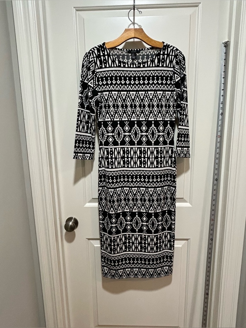Forever 21 women’s size M Black & White Geometric Midi Dress with 3/4 Sleeves